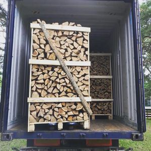 Bûches de bois dur empilées prêtes à être brûlées, stockage extérieur. - Product Image 1