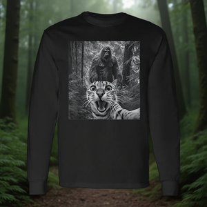 Camiseta de Manga Larga con Meme de Sasquatch y Bigfoot, Selfie de Gato Sorprendido y Asustado, Producto Promocional - Product Image 3