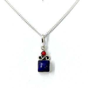 Hermoso Colgante de Plata 925 de Estilo Clásico, Hipoalergénico, con Gema Azul Oscuro, Proveedor de Joyería al por Mayor - Product Image 1