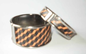 Brazalete de Lujo Hecho a Mano en Tono Plateado con Elegante Incrustación Geométrica de Panal en Color Durazno y Negro, Brazalete Ancho con Bisagras - Product Image 6