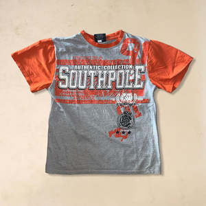 Camiseta VTG Southpole Vintage con Lavado Ácido, 100% Algodón Orgánico, Tejido Jersey, Algodón Mercerizado, Características Comprimidas - Product Image 1