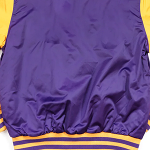 Chaqueta Varsity Premium Morada y Dorada, Corte Ajustado, Estilo Urbano, Tipo Béisbol, Cuello en V, Bolsillos con Cremallera, Impermeable - Product Image 5