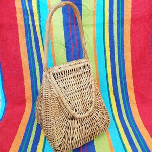 กระเป๋าถือหวายไม้ไผ่สไตล์วินเทจ งานสานจากเส้นใยราฟเฟีย โบฮีเมียน ร็อคอะบิลลี่ ยุค 1950 1960 กระเป๋าหวาย ตะกร้าหวาย ผลิตในเวียดนาม - Product Image 4