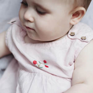 Vestido de lino suave bordado a mano para niñas, estilo informal para el primer cumpleaños de niños pequeños, OEM hecho en Vietnam - Product Image 6