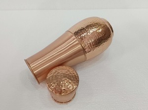 Bouteille en cuivre pur de qualité supérieure pour l'eau de désintoxication et les bienfaits ayurvédiques indiens traditionnels pour la santé - Product Image 2