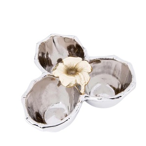 ชามเสิร์ฟโลหะเคลือบเงาดีไซน์หรูหราพร้อมชามเสิร์ฟสามช่องใส่ถั่วและลูกอม - Product Image 1