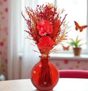 Vase rond Crimson Blossom : Arrangement floral rouge artificiel, arrangement floral rouge vibrant dans un vase rond en verre moderne - Product Image 2