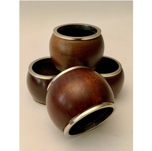 Ronds de serviette en bois bordure en laiton marron foncé réglage de table de fête de noël de mariage de luxe; accessoires de cuisine porte-anneau de serviette - Product Image 1