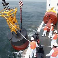 Bouée flottante durable fabriquée selon les normes et spécifications maritimes internationales pour des applications mondiales