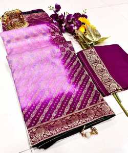 Saree en velours de soie avec détails de dentelle et de fleurs en rayonne - Product Image 1