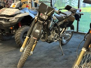 Nouvelle Moto Tout-Terrain DR-Z 400S de Niveau Performance Supérieur - Product Image 1