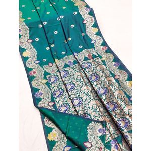 Sari en soie Banarasi riche et élégant avec bordure en zari doré pour les spectacles sur scène, collection festive - Product Image 1