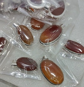 Precio barato en Soha Agate Colgantes de forma ovalada de cristal carniliano rojo natural hechos a mano con plata alemana para joyería en venta - Product Image 2