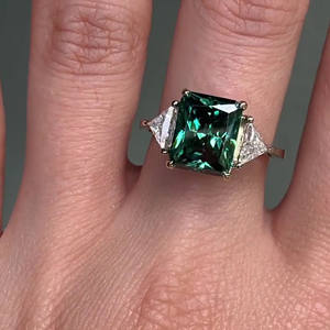 Anillo de moissanita de tres piedras Anillo de compromiso de moissanita verde 3,76 CTW Diamante de corte radiante Anillo de brida de boda de oro amarillo VVS2 - Product Image 5