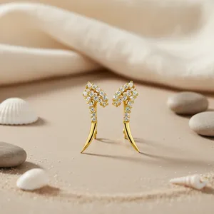 Boucles d'oreilles manchette plaquées or pour femme, avec cristaux taille brillant rond et sertissage à griffes, bijoux de fête tendance - Product Image 3
