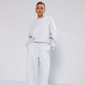 Ensemble de survêtement décontracté pour femmes, vêtements de sport streetwear, conçu pour l'entraînement physique et le style de vie - Product Image 1