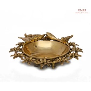 Poudre de couleur blanche enduite et couleur or plaquée avec la forme d'étoile martelée et la fleur attachée concepteur attrayant vente chaude Urli - Product Image 6