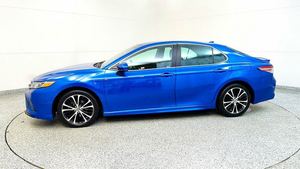 Toyota Camry SE berline 2019, état neuf, boîte de vitesses automatique, conduite à droite, intérieur foncé, caméra arrière, taille des pneus R19, traction avant - Product Image 2