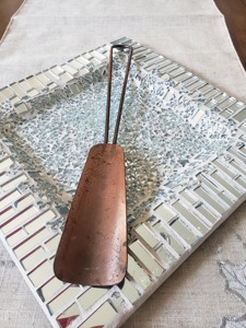 Rehausseur de chaussures en métal vintage classique, conçu pour faciliter l'enfilage des chaussures, avec un attrait décoratif antique pour l'affichage à domicile, en provenance d'Inde - Product Image 2