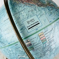 Poli à la perfection, le globe reflète la lumière comme un corps céleste, transformant l'étude ou le bureau en sanctuaire d'inspiration.
