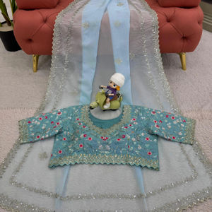 Hermoso Sari de diseñador con trabajo de hilo y secuencia y blusa - Product Image 1