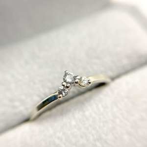 Bague en grappe de diamants de laboratoire de taille ronde de 3mm | Bande minimale à trois pierres de moissanite délicate | Argent 925 ou plaqué or 18 carats - Product Image 5