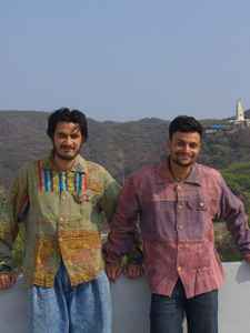 Chemise décontractée pour homme en coton tricoté 100% à manches longues, coupe ample, motif floral, style hip-hop, grande taille, collection hiver, fabriquée à la main par Kantha VIRATRA IMPEX - Product Image 5