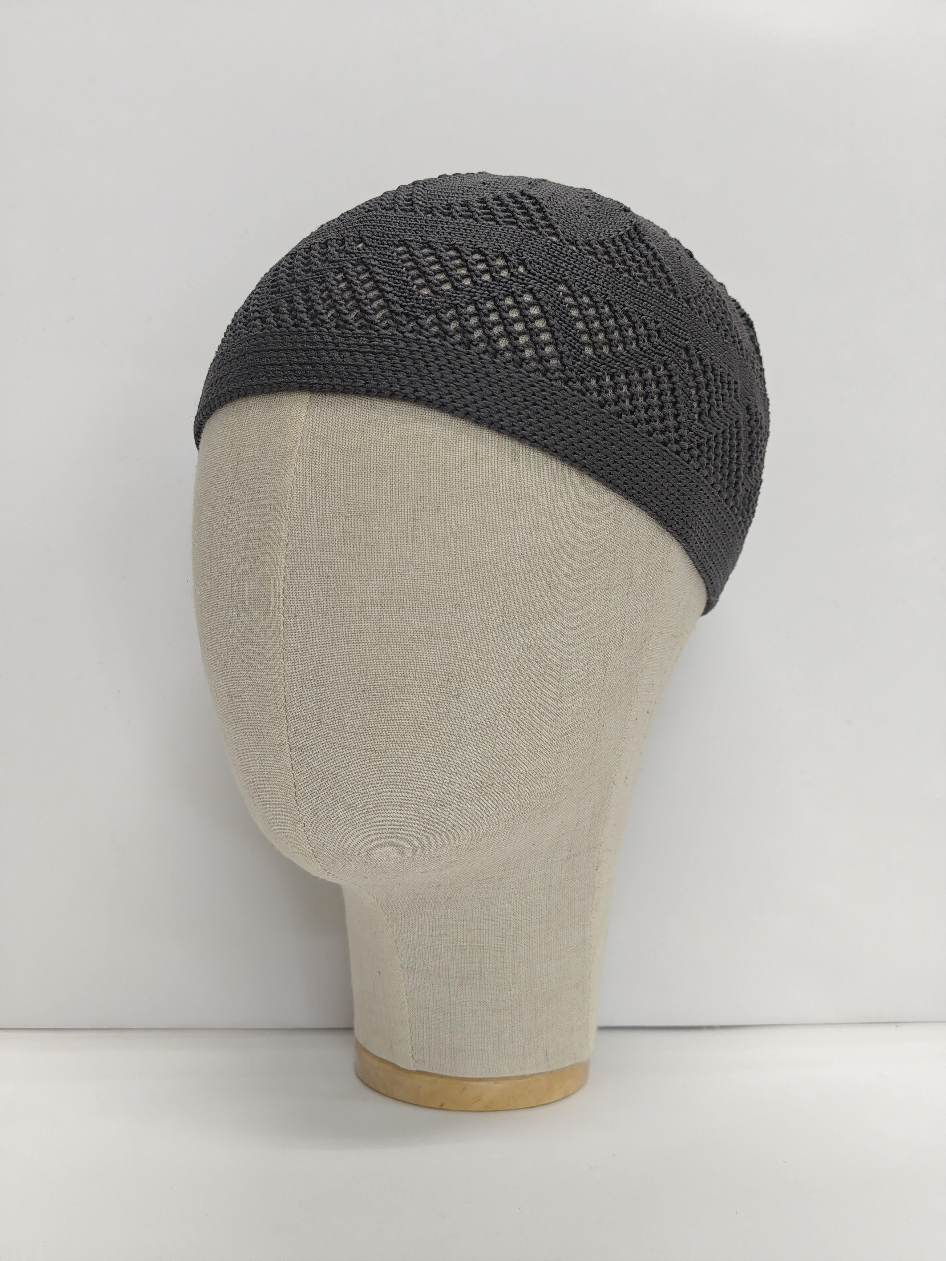 สีแดงเข้ม