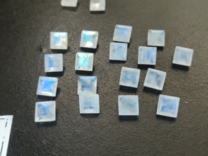 Pierre de lune naturelle arc-en-ciel coupe carrée 3mm à 11mm facettes-bon bleu Flashy bonne qualité - Product Image 3
