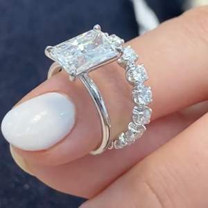 Anillo de Compromiso con Corte Radiante en Oro Rosa/Plata con un Diseño Encantador - Product Image 2