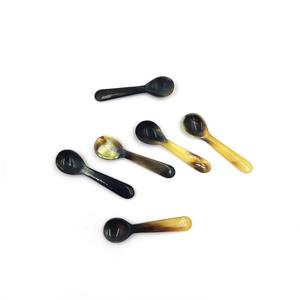 Cuillère en corne de buffle naturelle, fabriquée à la main et polie, parfaite pour servir des épices, des condiments ou pour une utilisation décorative sur la table, de haute qualité - Product Image 2