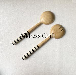 Meilleure vente Ensemble de serveurs à salade en bois de manguier avec poignée en résine Outils de service de haute qualité Outils à salade décoratifs au prix d'usine - Product Image 4