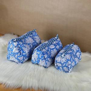 Ensemble de trousses de toilette et de pochettes à cosmétiques en coton matelassé fait main, style bohème, à motifs floraux, avec fermeture éclair et chaînes - Product Image 6