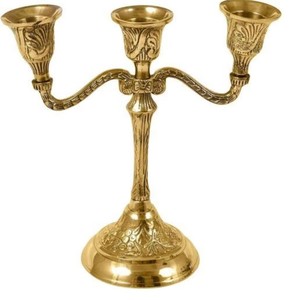 Soporte de vela de metal atemporal Detalles adornados hechos a mano para una sofisticada decoración interior de Navidad y ocasiones especiales - Product Image 6