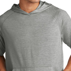 เสื้อฮู้ดแขนสั้นสำหรับผู้ชายเสื้อมีฮู้ดผ้าฟลีซแบบสวมหัวสีพื้นเสื้อลำลองพิมพ์โลโก้แบบกำหนดเองน้ำหนักเบา - Product Image 5