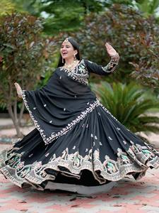 Nouvelle création : Lehenga Choli réversible en Chinon avec dupatta, couleur noire, style décontracté pour les occasions de Diwali/mariages (toutes saisons) - Product Image 6