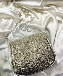 Elegante Bolso de Metal para Eventos, para Mujer, para Fiestas y Bodas, Bolso de Mano con Pedrería de Diseño, Venta al por Mayor desde India - Product Image 1