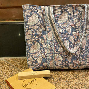 Bolso Tote Reversible Estampado Floral de Algodón Acolchado Grande Hecho en India, Ecológico y Sostenible para Verano y Otoño - Product Image 4