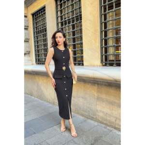 Robe noire boutonnée avec détail ceinture et ottoman intégré - Vente en gros - Product Image 4