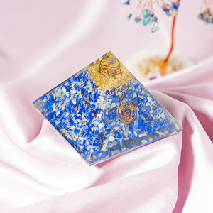 Pyramides d'orgone naturel en lapis-lazuli avec pointes de cristal pour la guérison, la méditation et la décoration - Product Image 4