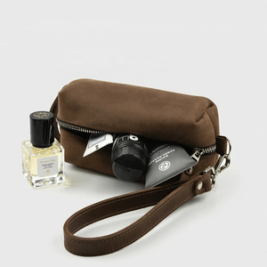 Pochette cosmétique simple en microfibre marron avec fermeture éclair et dragonne, trousse de toilette portable pour le voyage - Product Image 3
