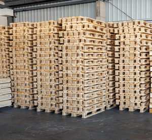 Palettes en bois Euro Epal 1200x800, simple ou double face, entrée 4 voies, en pin et plastique, pour utilisation industrielle, logistique et transport - Product Image 1