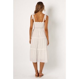 Robes blanches pour femmes, vêtements tendance avec une silhouette flatteuse, idéales pour le style quotidien et les occasions spéciales - Product Image 5