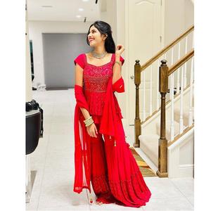 Élégance avec ce ensemble Sharara en Georgette de style Sharara, associé à un magnifique Kurti de créateur avec dupatta, à prix abordable. - Product Image 1