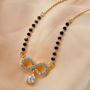 Collar con colgante de diamante y latón americano Mangalsutra de estilo indio étnico con cadena de cuentas negras chapada en rodio para bodas - Product Image 1