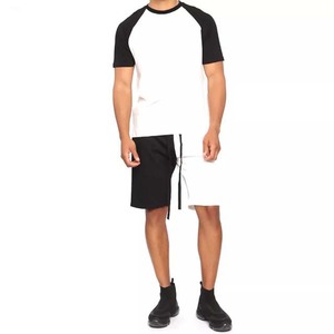 ชุดกีฬาสำหรับผู้ชายเสื้อยืดแขนสั้นทรงคาร์โก้ชุดกางเกงขาสั้นผ้าคอตตอนสองชิ้นสีตัดกันสำหรับฤดูร้อนออกแบบโลโก้ได้ตามต้องการ - Product Image 1