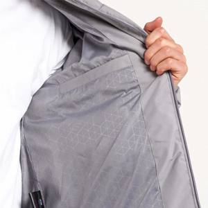 Veste matelassée durable pour homme avec matériau résistant à l'eau et poches zippées sécurisées pour les activités de plein air - Product Image 5