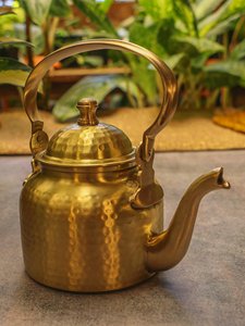 Bouilloire élégante en acier inoxydable poli miroir avec poignée en plastique noir, idéale pour une ébullition rapide et une utilisation quotidienne. - Product Image 2