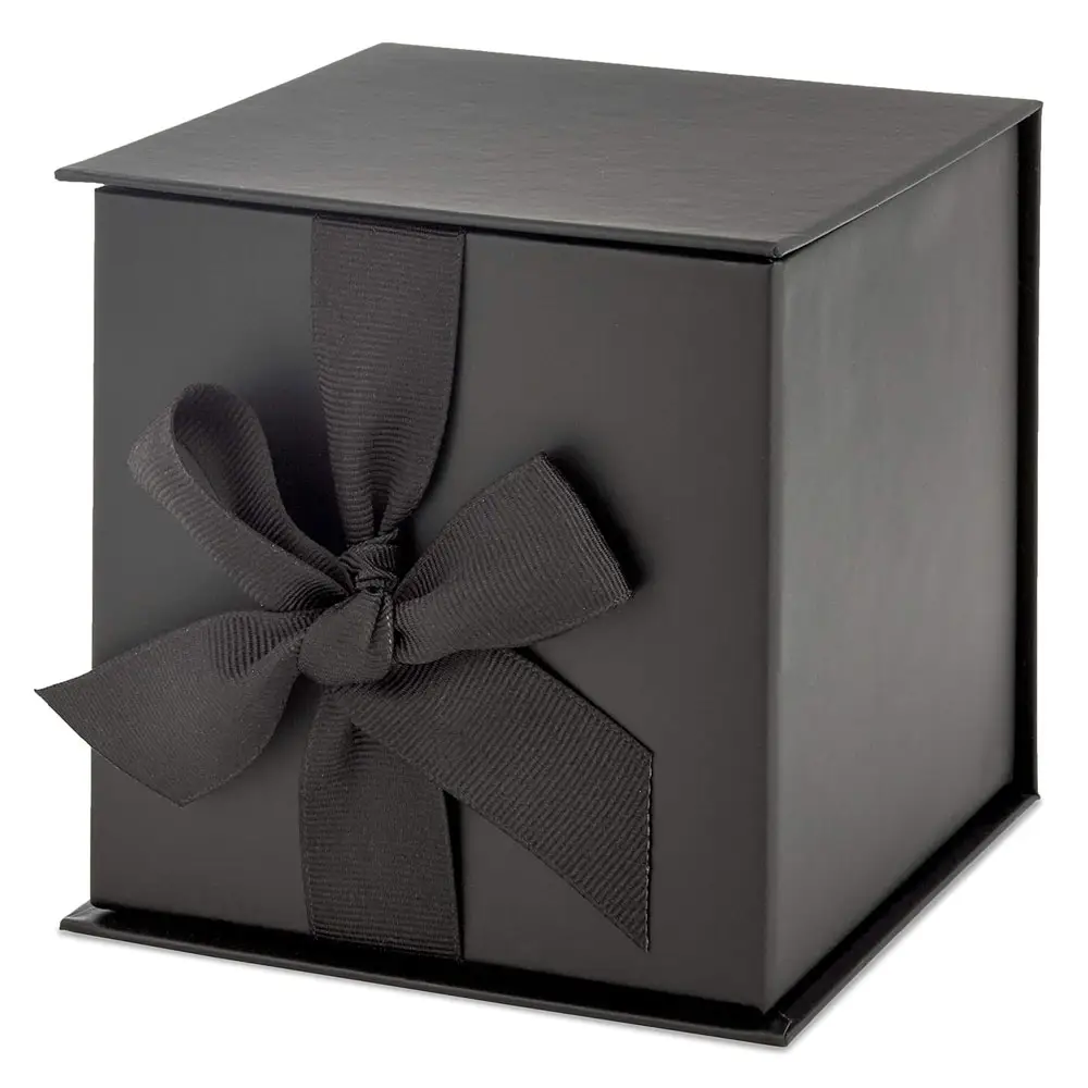 Kotak hadiah kecil dengan pita dan kertas robek mengisi kotak parfum kertas (hitam) untuk pernikahan, kelulusan, Natal, pengiring pengantin