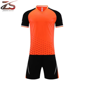 Chándal de fútbol de poliéster 100%, uniforme de fútbol elástico de secado rápido, características antibacterianas, opciones personalizables hechas en Pakistán - Product Image 6